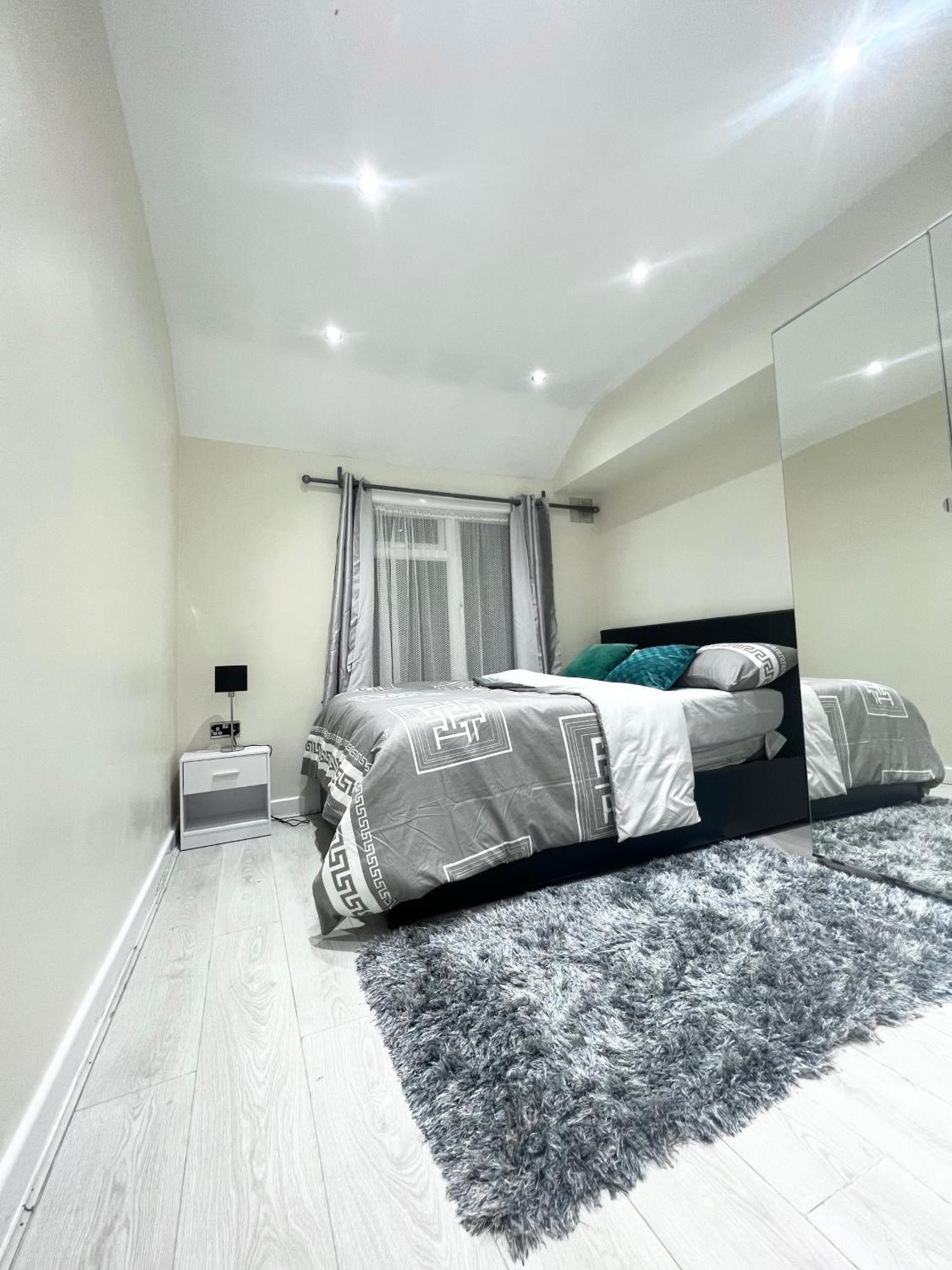 Cosy Private Flat In London, Free Parking On Premise Apartment